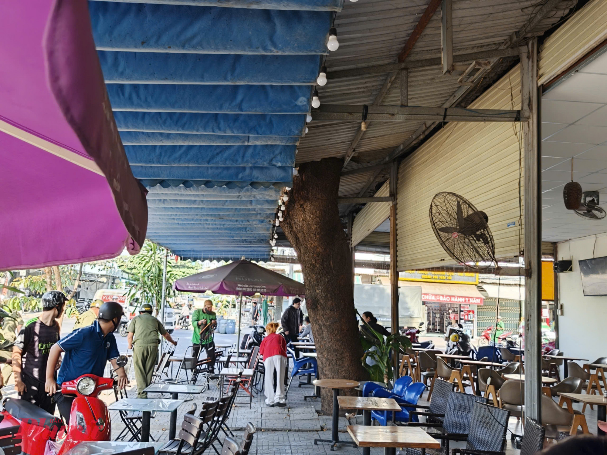 Quán cà phê để bàn ghế trên vỉa hè bị xử lý. Ảnh: Minh Mẫn