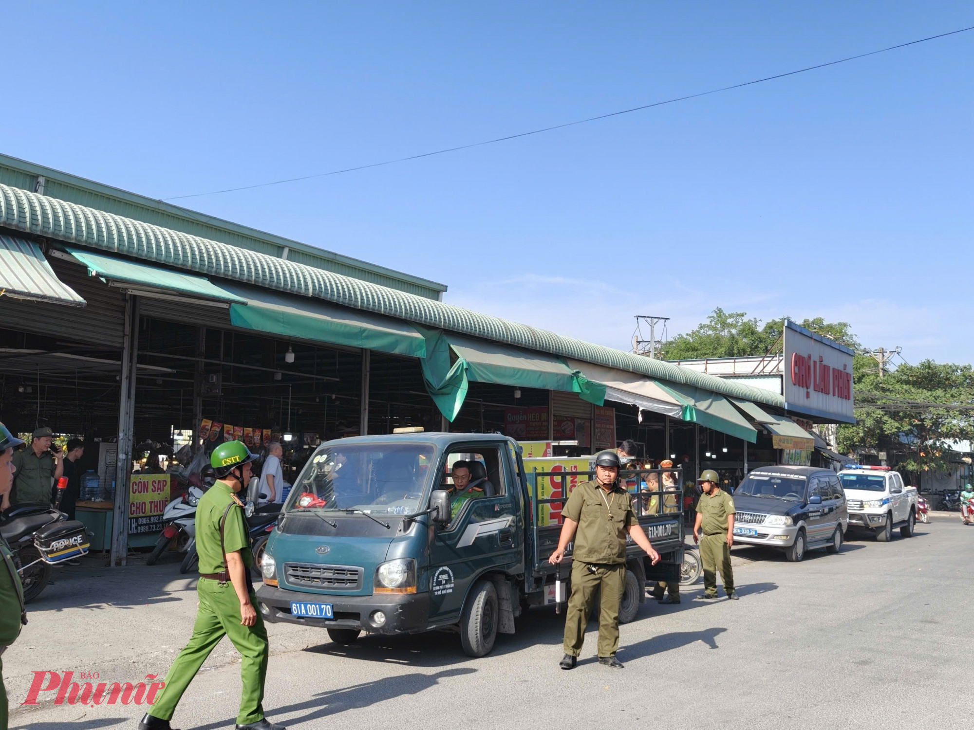 Tại chợ Lâm Phát, cảnh sát thu giữ nhiều bảng hiệu lấn chiếm vỉa hè.