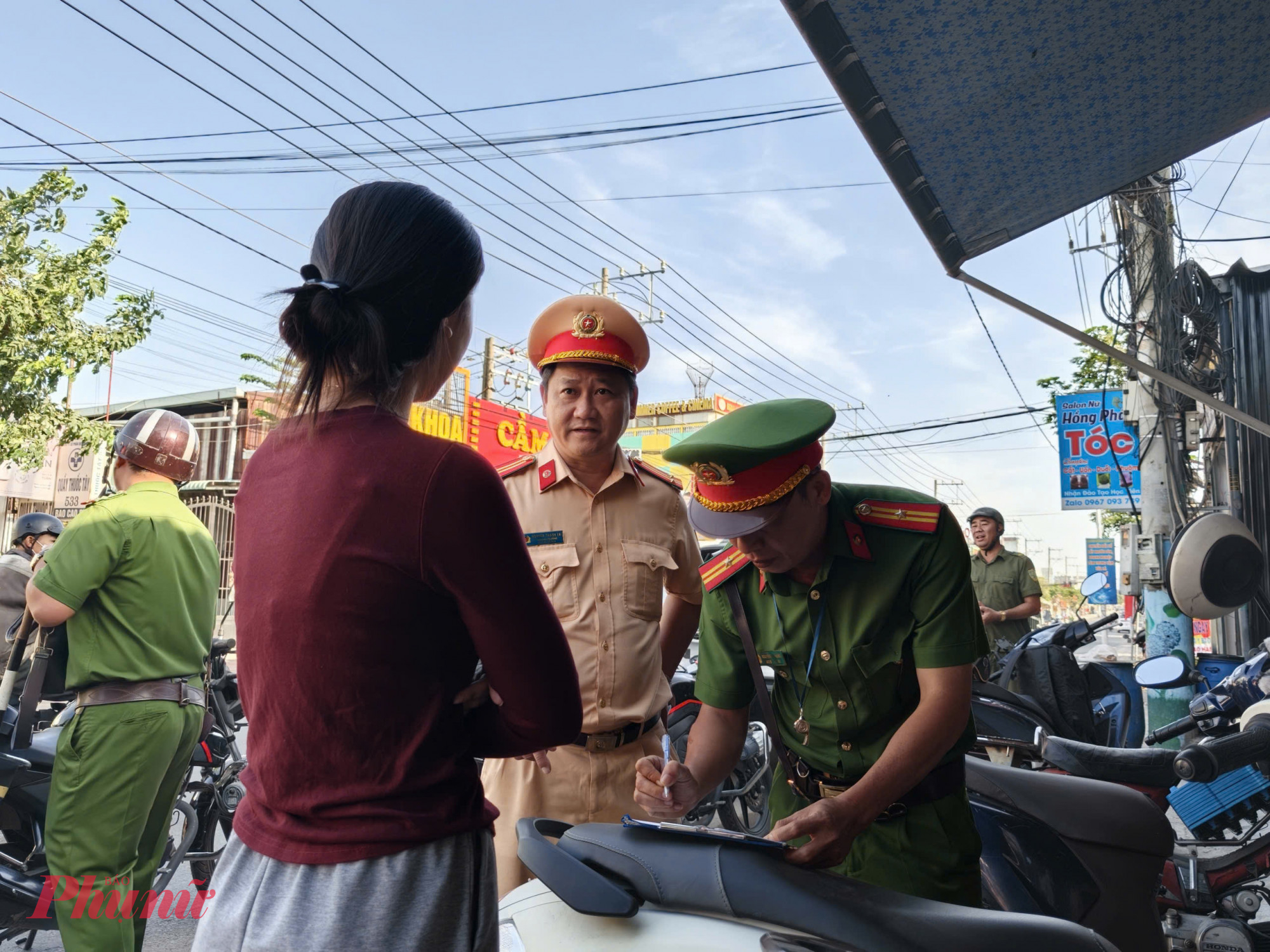 Trường hợp để xe máy trên vỉa hè đường Thủ Khoa Huân bị CSGT xử lý. Ảnh: Minh Mẫn