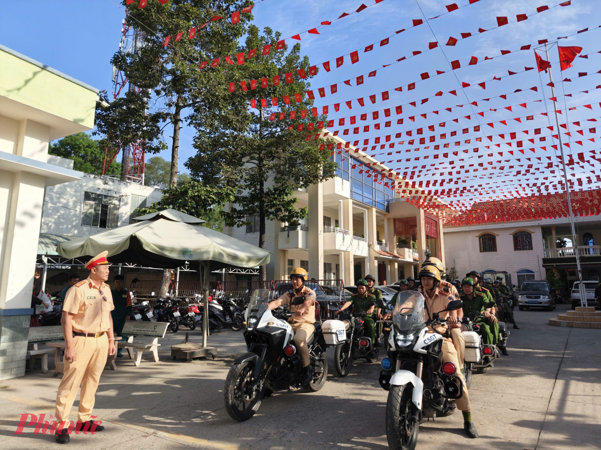 Lực lượng chức năng ra quân xử lý lấn chiếm vỉa hè, lòng lề đường. Ảnh: Minh Mẫn.