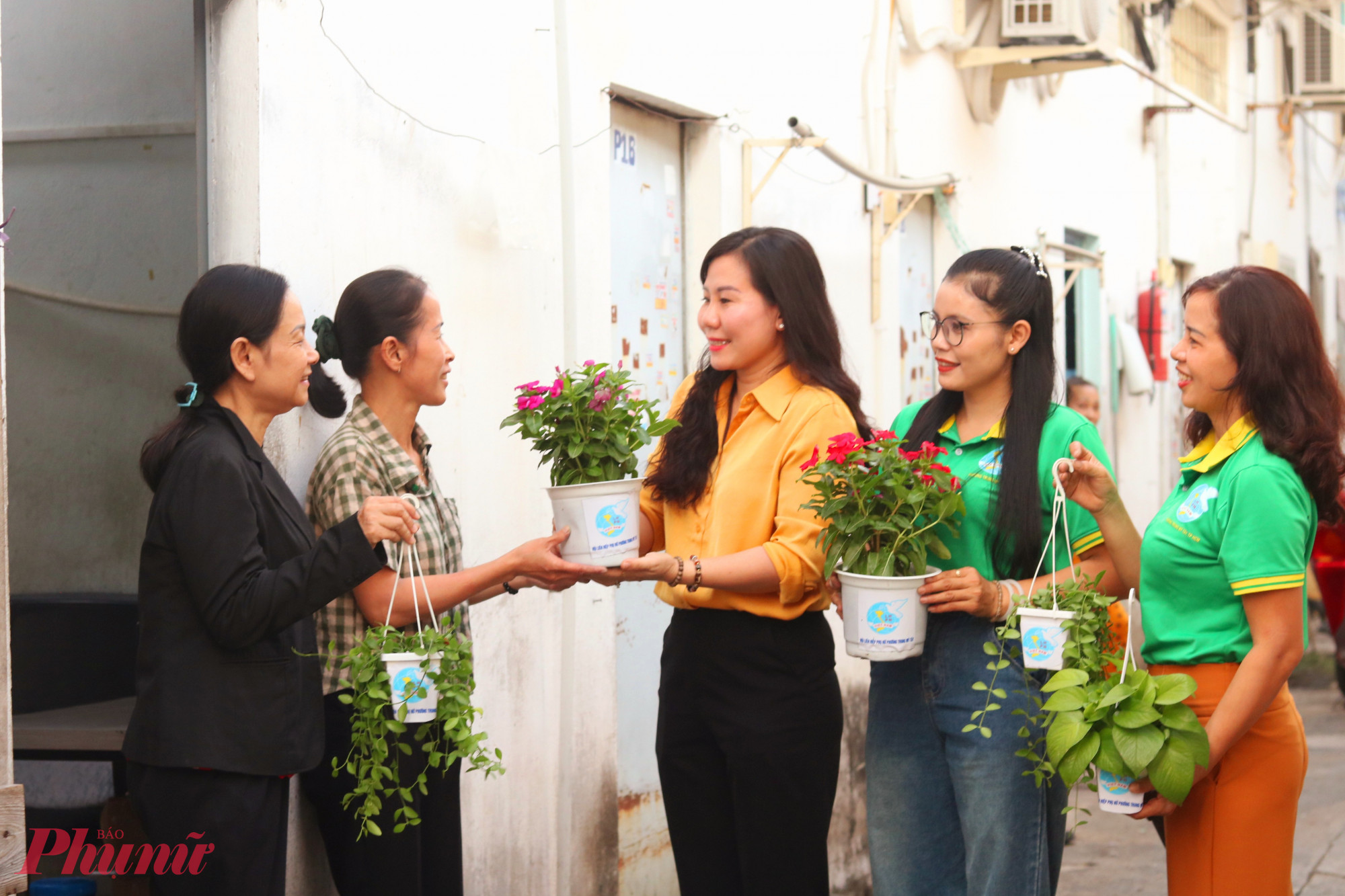 Hội LHPN phường Trung Mỹ Tây tặng chậu cây cho từng phòng trong khu nhà trọ - Ảnh: Mẫn Nhi