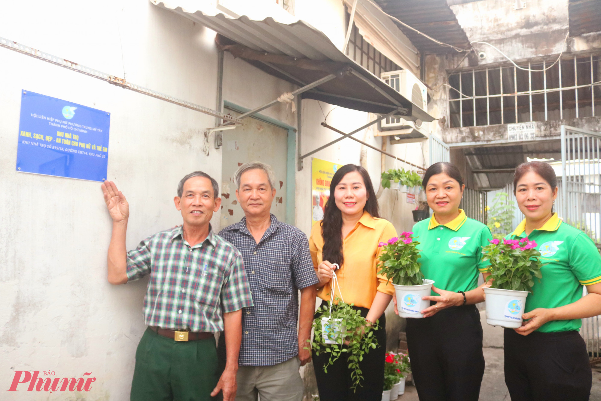 Hội LHPN phường Trung Mỹ Tây ra mắt mô hình “Khu nhà trọ xanh, sạch, đẹp – An toàn cho phụ nữ và trẻ em” - Ảnh: Mẫn Nhi