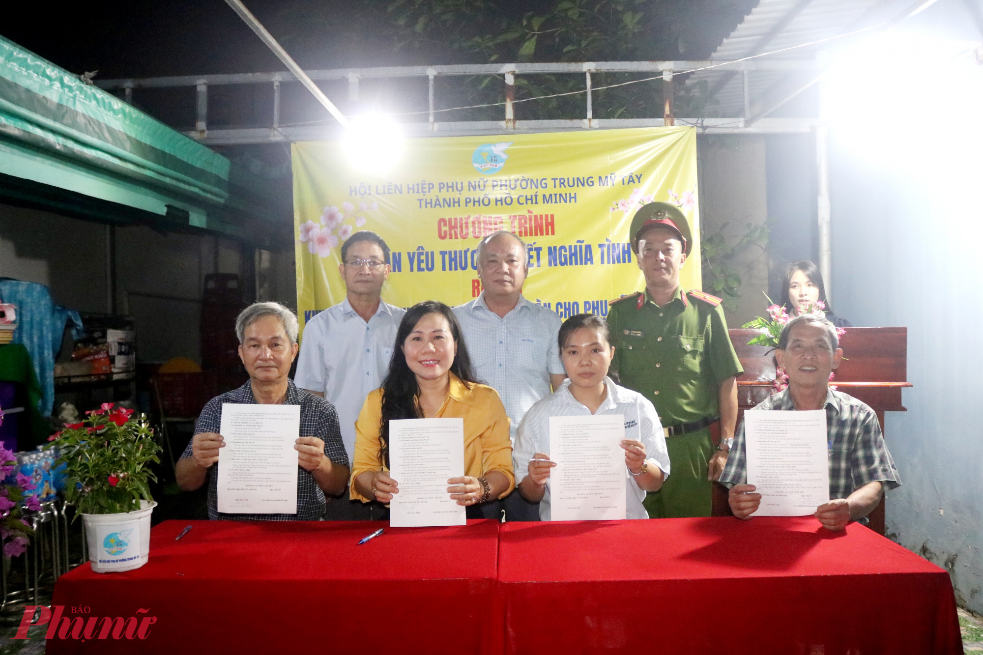 Để “Khu nhà trọ xanh, sạch, đẹp – An toàn cho phụ nữ và trẻ em” được triển khai thiết thực, hiệu quả và bền vững, Hội LHPN phường phối hợp với khu phố 20, chủ khu nhà trọ và đại diện người thuê trọ cùng ký kết cam kết thực hiện các tiêu chí của mô hình - Ảnh: Mẫn Nhi