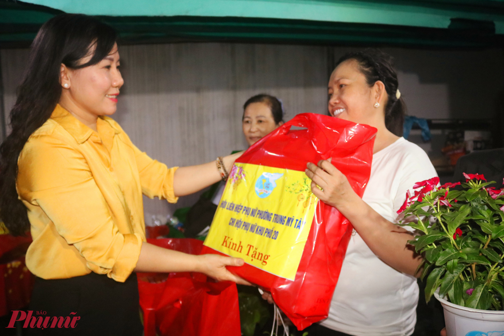 Bà Đặng Thị Kim Thoa – Phó chủ tịch Ủy ban MTTQ Việt Nam phường Trung Mỹ Tây, Chủ tịch Hội LHPN phường – trao quà tết đến anh chị em công nhân - Ảnh: Mẫn Nhi