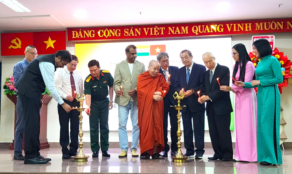 Các đại biểu tham gia nghi thức thắp đèn truyền thống của Ấn Độ nhằm cầu mong những điều bình an, thuận lợi