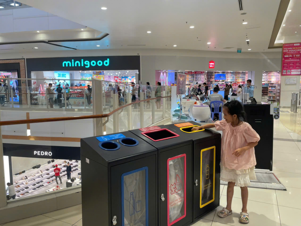 Con bắt đầu tò mò hơn về việc phân loại rác sau một lần đi chơi TTTM cùng mẹ. Ảnh: Nhân vật cung cấp