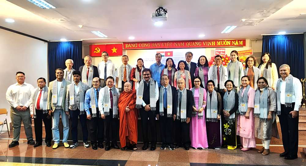 Buổi lễ khép lại trong bầu không khí trang trọng, thắm tình hữu nghị với niềm tin chung hướng đến năm mới 2026 đầy thịnh vượng và ý nghĩa
