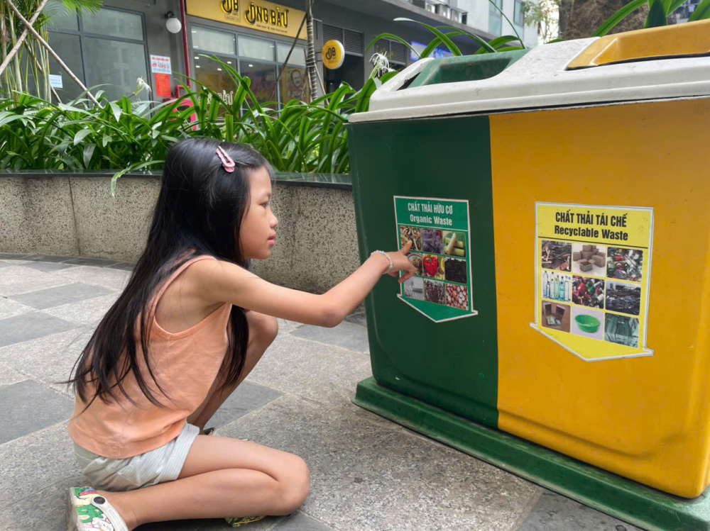 Con tìm hiểu, hỏi han về cách phân loại rác khi có cơ hội. Ảnh: Nhân vật cung cấp.