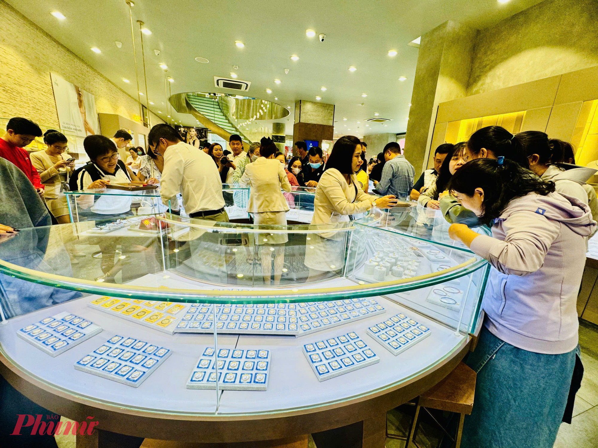 Giá vàng tiếp tục lập đỉnh lịch sử mới là 174,3 triệu đồng/lượng - Ảnh: Thanh Hoa