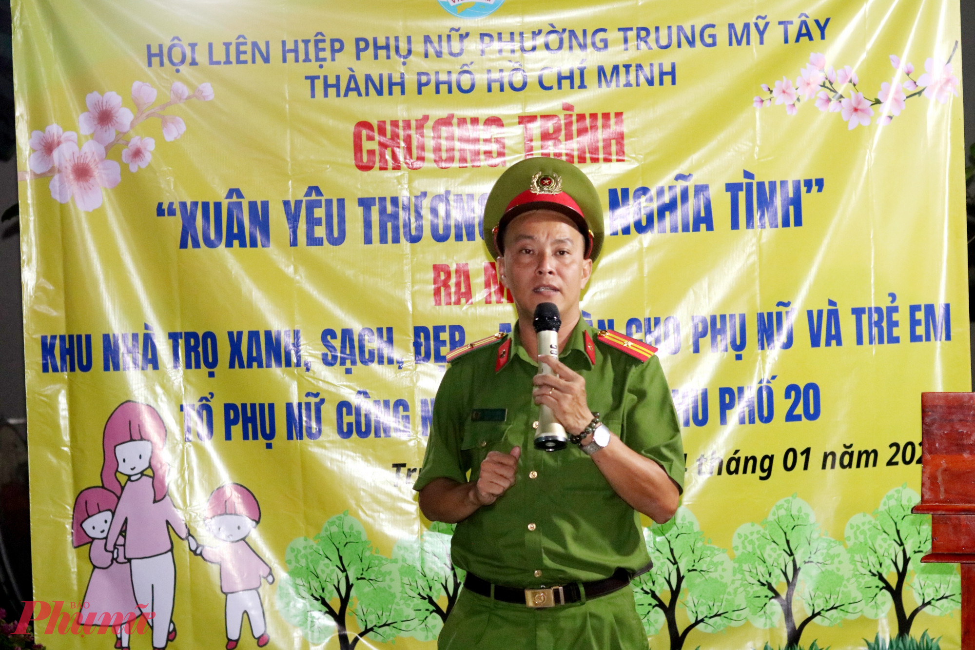 Trong lễ ra mắt mô hình, thiếu tá Lê Trung Hiếu – cán bộ tuyên truyền, Công an phường Trung Mỹ Tây – cũng đến thông tin cho người lao động trong khu trọ về các kỹ năng phòng cháy chữa cháy và  phòng chống tội phạm, nhất là tội phạm lừa đảo trên không gian mạng - Ảnh: Mẫn Nhi