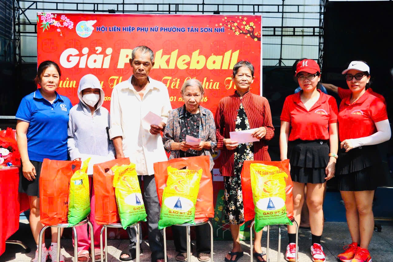 Ban tổ chức giải tặng quà cho người khó khăn 