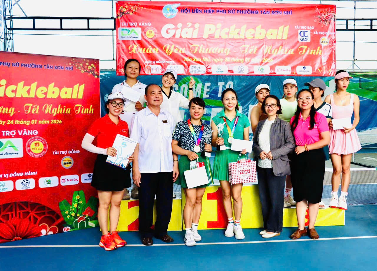Hội LHPN phường Tân Sơn Nhì  trao giải thưởng cho các vận động viên tham gia giải Giải Pickleball