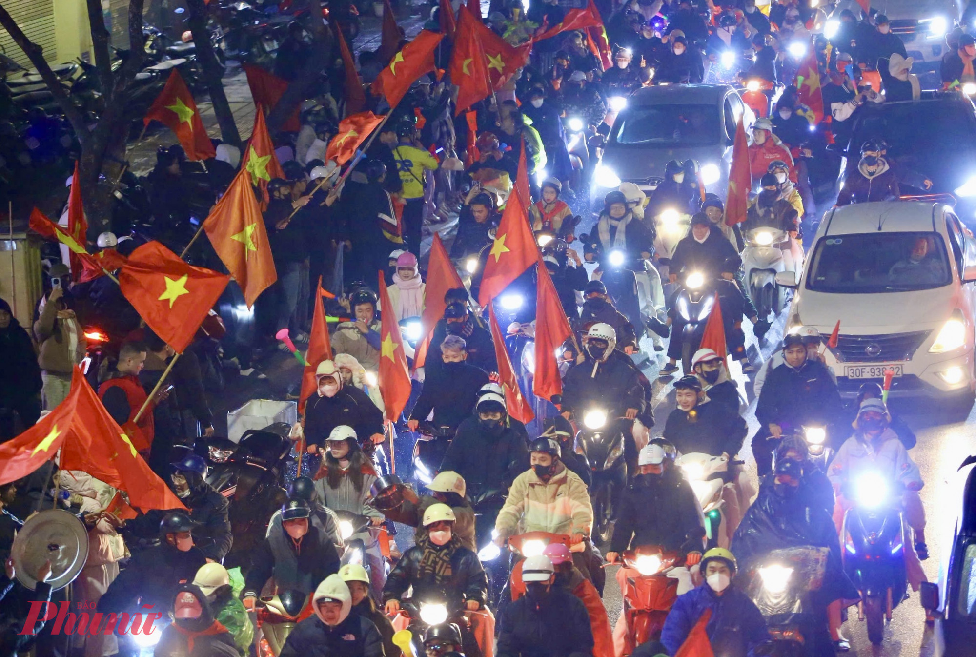 2g sáng ngày 24/1, nhiệt độ Hà Nội càng giảm sâu còn 10 độ C, trời mưa càng thêm giá rét, nhưng sức nóng người hâm mộ thủ đô tạo ra vẫn nóng bừng trên khắp các ngả đường.