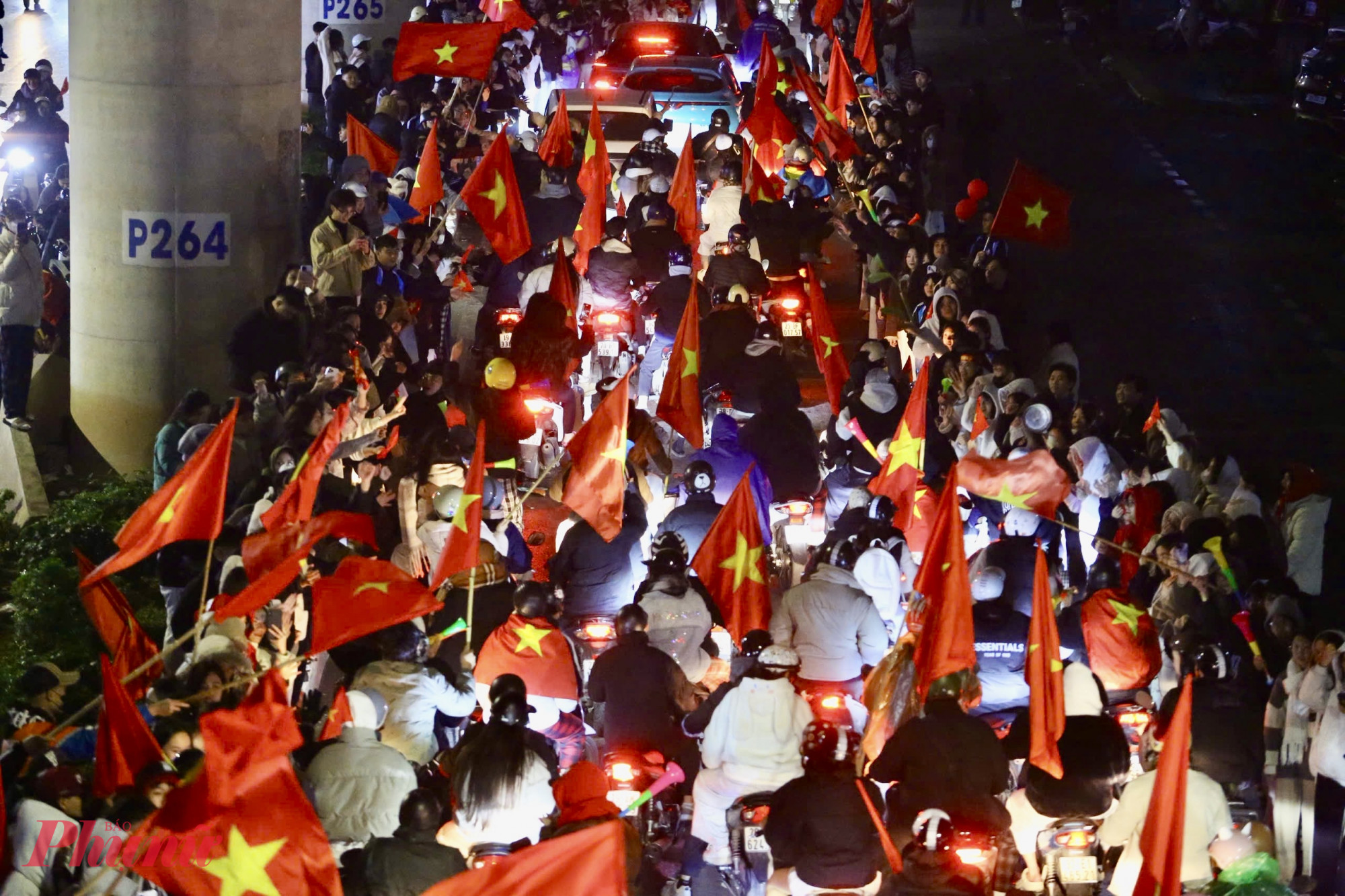 Đường phố Hà Nội ngập sắc cờ đỏ sao vàng.