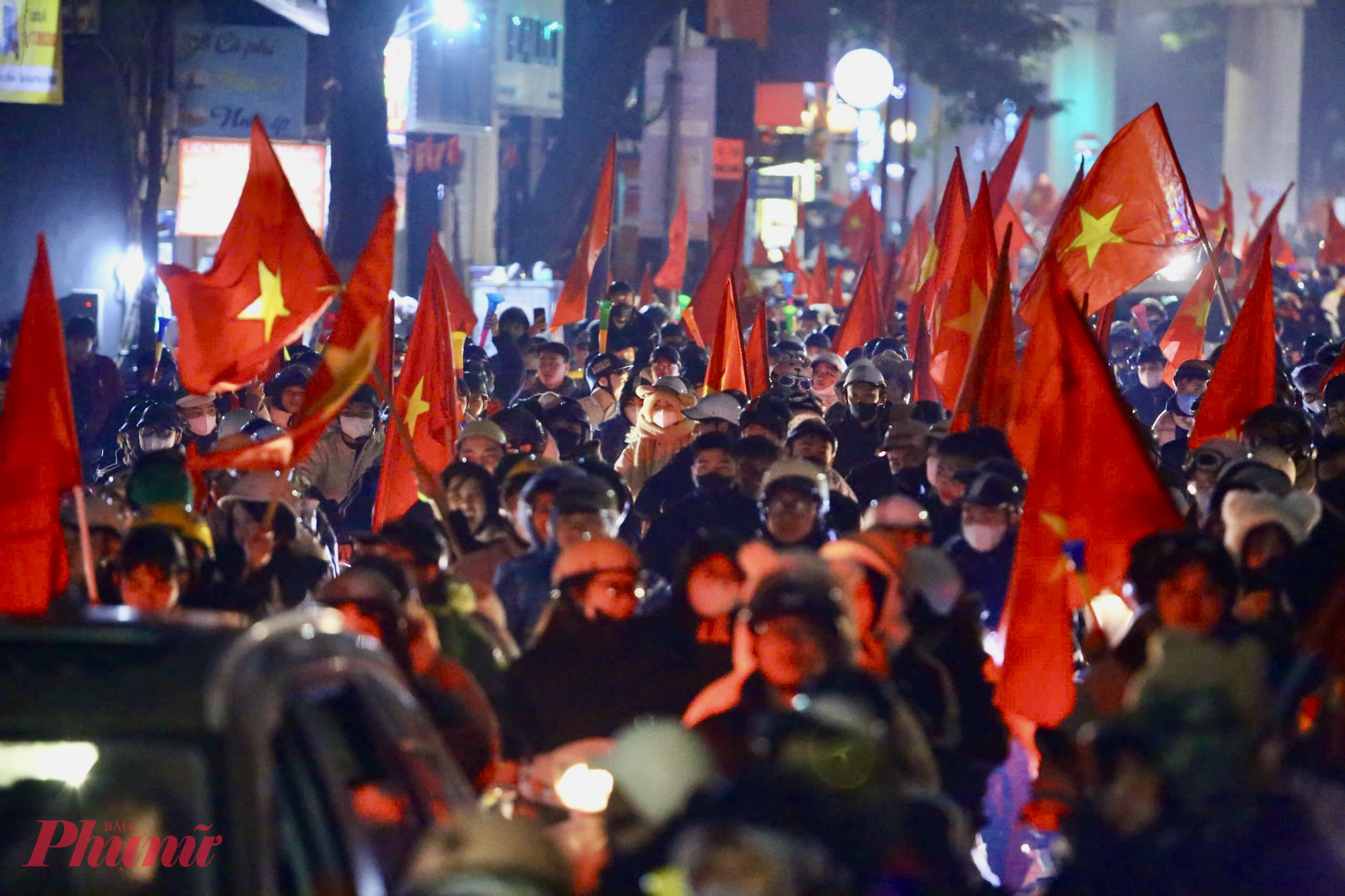 Dù đã quá nửa đêm, các tuyến phố trung tâm Hà Nội vẫn rực rỡ cờ đỏ sao vàng, tiếng hò reo vang khắp nơi.