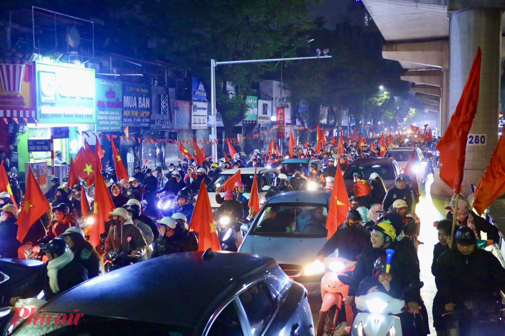 Hàng ngàn người hâm mộ mang theo cờ đỏ sao vàng đổ ra các tuyến phố trung tâm Hà Nội hô vang Việt Nam chiến thắng, tạo nên bầu không khó vô cùng náo nhiệt.
