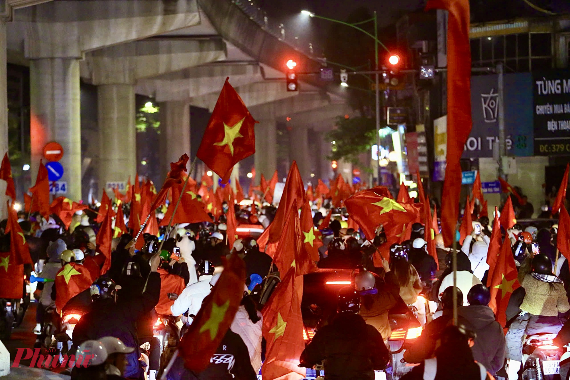 Sau tiếng còi mãn cuộc, hàng nghìn người dân Thủ đô đã tràn ra đường ăn mừng chiến thắng của U23 Việt Nam trước U23 Hàn Quốc.