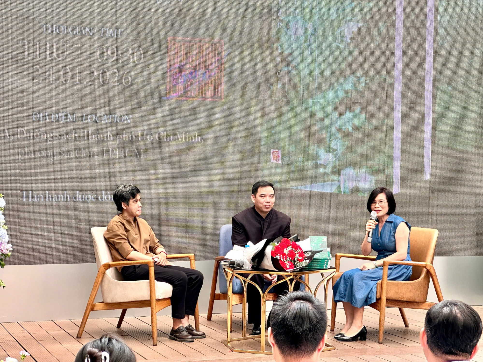 Nhà văn Trần Thanh Hà (phải) - một đồng nghiệp và là người bạn thân của nhà văn Dương Bình Nguyên chia sẻ tại chương trình - Ảnh: Thành Vinh