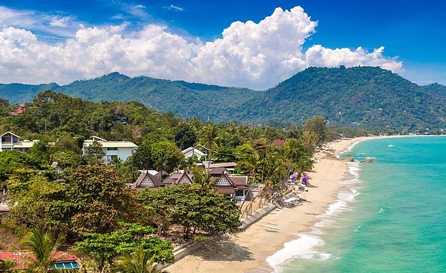 Hòn đảo lớn thứ hai của Thái Lan đã trở thành điểm đến du lịch nổi tiếng kể từ thời kỳ bùng nổ du lịch bụi vào những năm 1980.