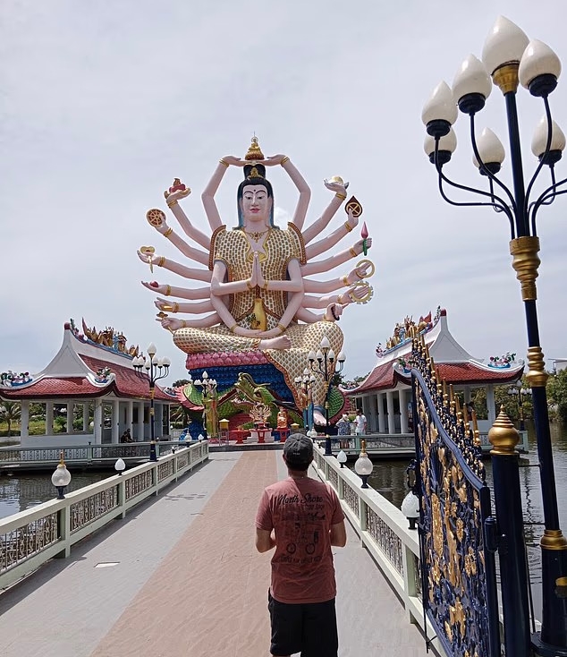 Tại chùa Wat Plai Laem, có một bức tượng nổi tiếng là Quan Âm mười tám tay - Ảnh: Benjamin