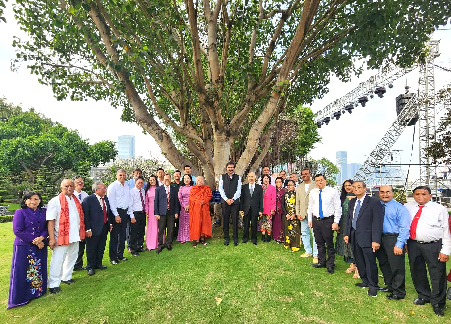 Đoàn đại biểu chụp ảnh lưu niệm dưới gốc cây bồ đề tại Bến Nhà Rồng