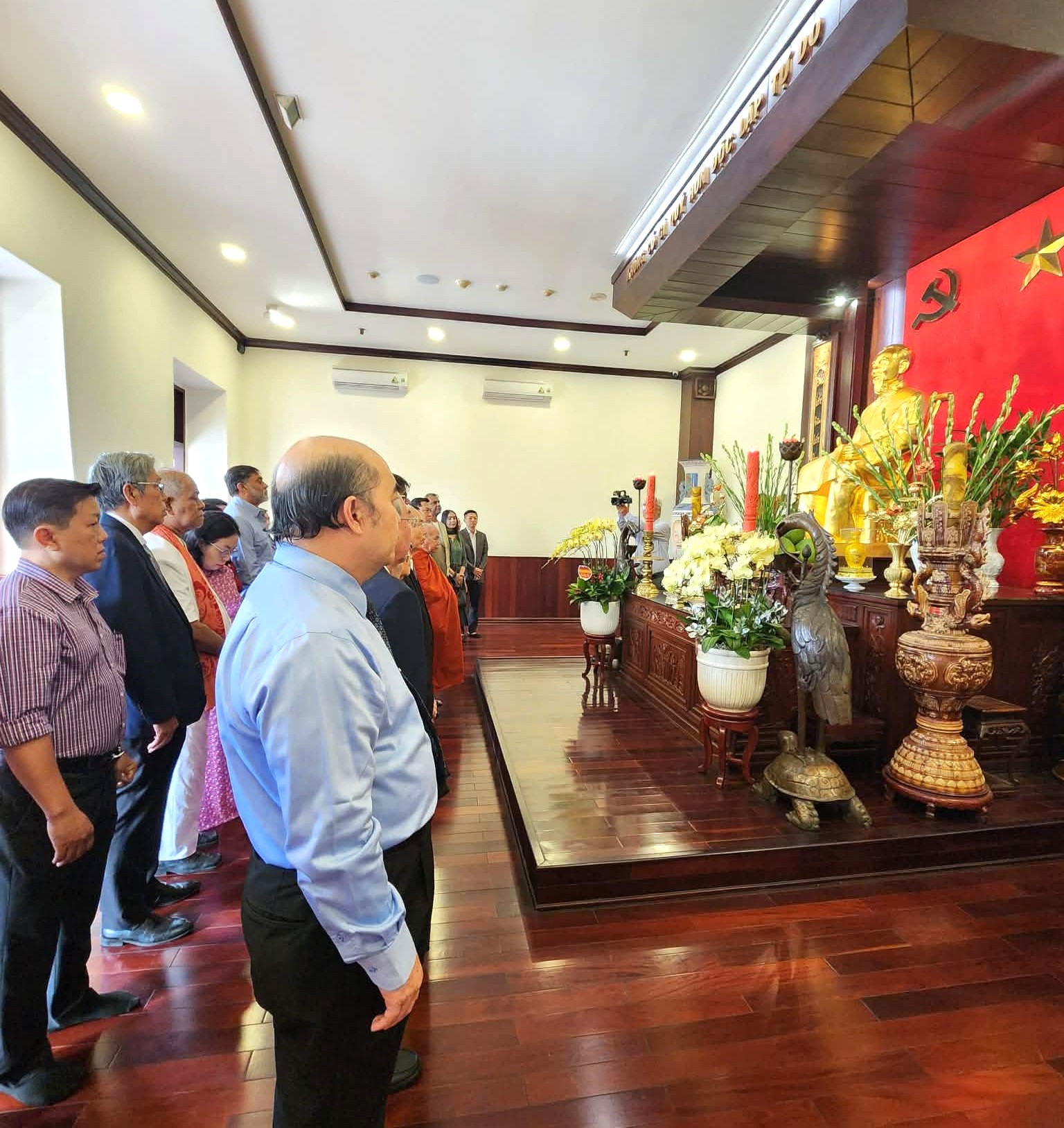 Các đại biểu dâng hương và dành một phút mặc niệm trước tượng đài Chủ tịch Hồ Chí Minh