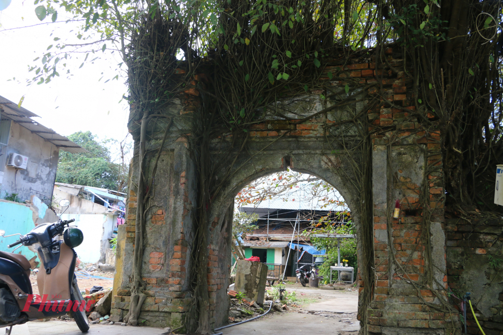 Được biết, Khâm Thiên Giám là công trình ra đời vào năm 1803, thời vua Gia Long. Dưới triều Nguyễn đây là cơ quan chuyên trách quan sát thiên văn, đo đạc khí tượng - thủy văn, dự báo thời tiết và biên soạn lịch ban hành trong cả nước; đồng thời đảm nhiệm việc lựa chọn ngày, giờ tốt phục vụ các hoạt động của triều đình và nghi lễ dân gian