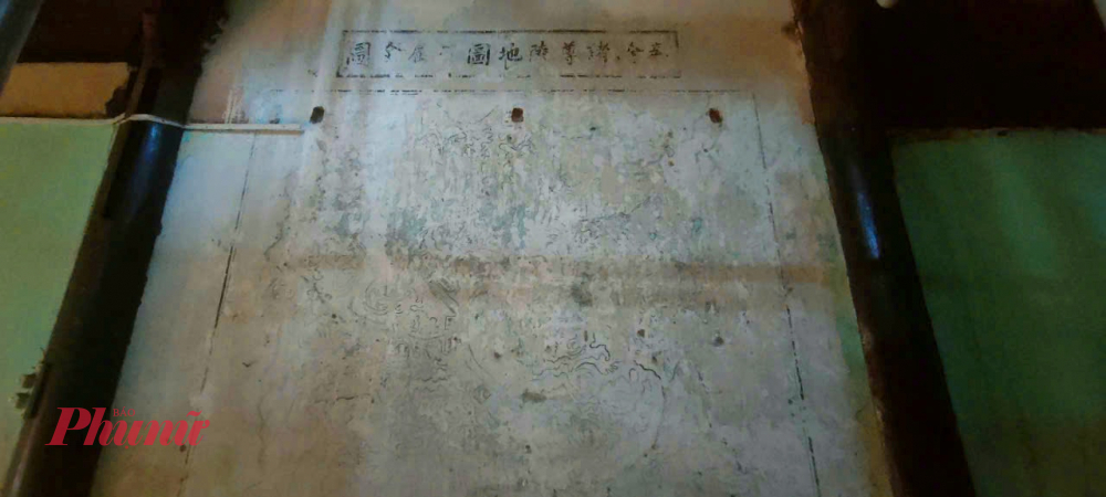 Trong đó, số lượng chữ Hán chiếm đa số. Phía trên cùng bức tường có dòng chữ Hán kích thước lớn. Tuy nhiên do tác động của thời gian, một số nét đã bị phai mờ.