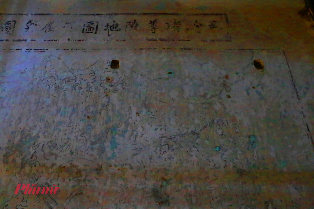 Theo quan sát của phóng viên bức họa có hình thức giống bản đồ. Bức họa được thể hiện bằng nét màu đen, bao gồm nhiều ký hiệu và dòng chữ thuộc ba hệ ngôn ngữ: chữ Hán, chữ Việt và chữ Pháp.