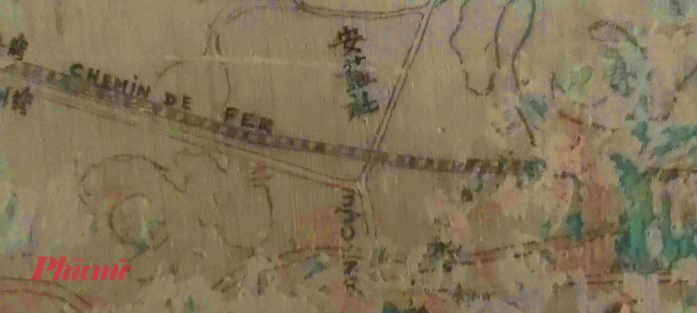 Đối với phần chữ Việt, nội dung nhắc đến các địa danh quen thuộc tại địa phương như An Cựu, Lợi Nông. Riêng phần chữ Pháp có nội dung đề cập đến một tuyến đường sắt.