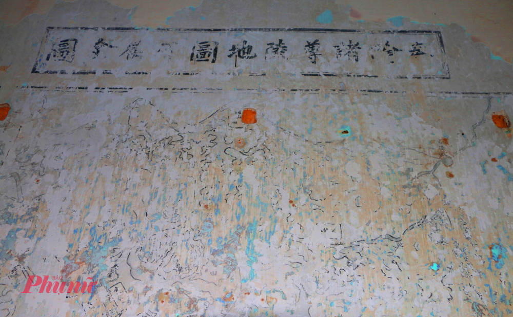 Người dân sinh sống tại di tích này cho biết, trước đây di tích Khâm Thiên Giám có rất nhiều hộ dân sinh sống, có những gai đình họ sống đây từ 1 đến hai đời