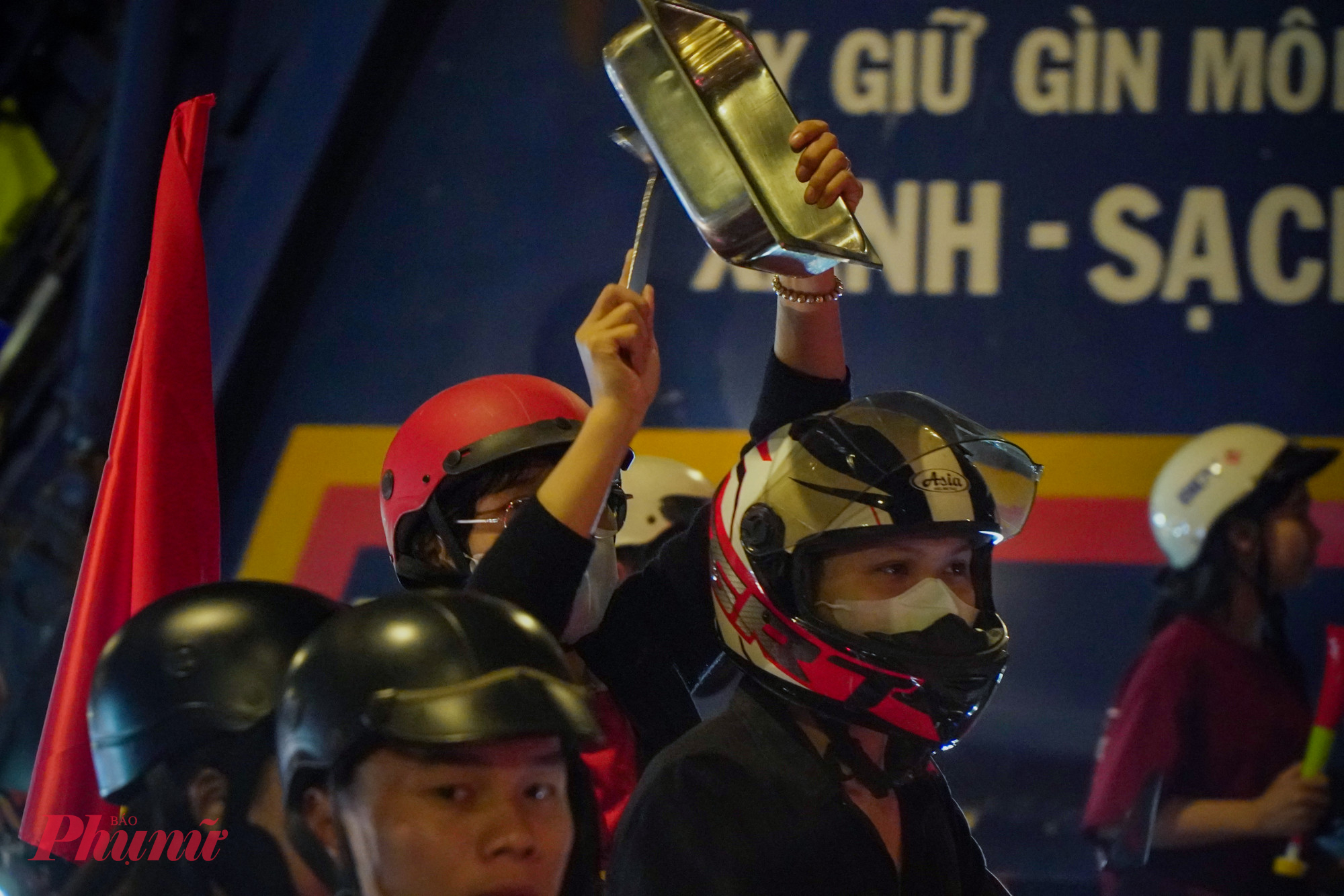 Những vật dụng như nồi, mâm, tô, thùng nước,…là những vật dụng được nhiều người tận dụng để bộc lộ niềm vui trong lúc đi bão.