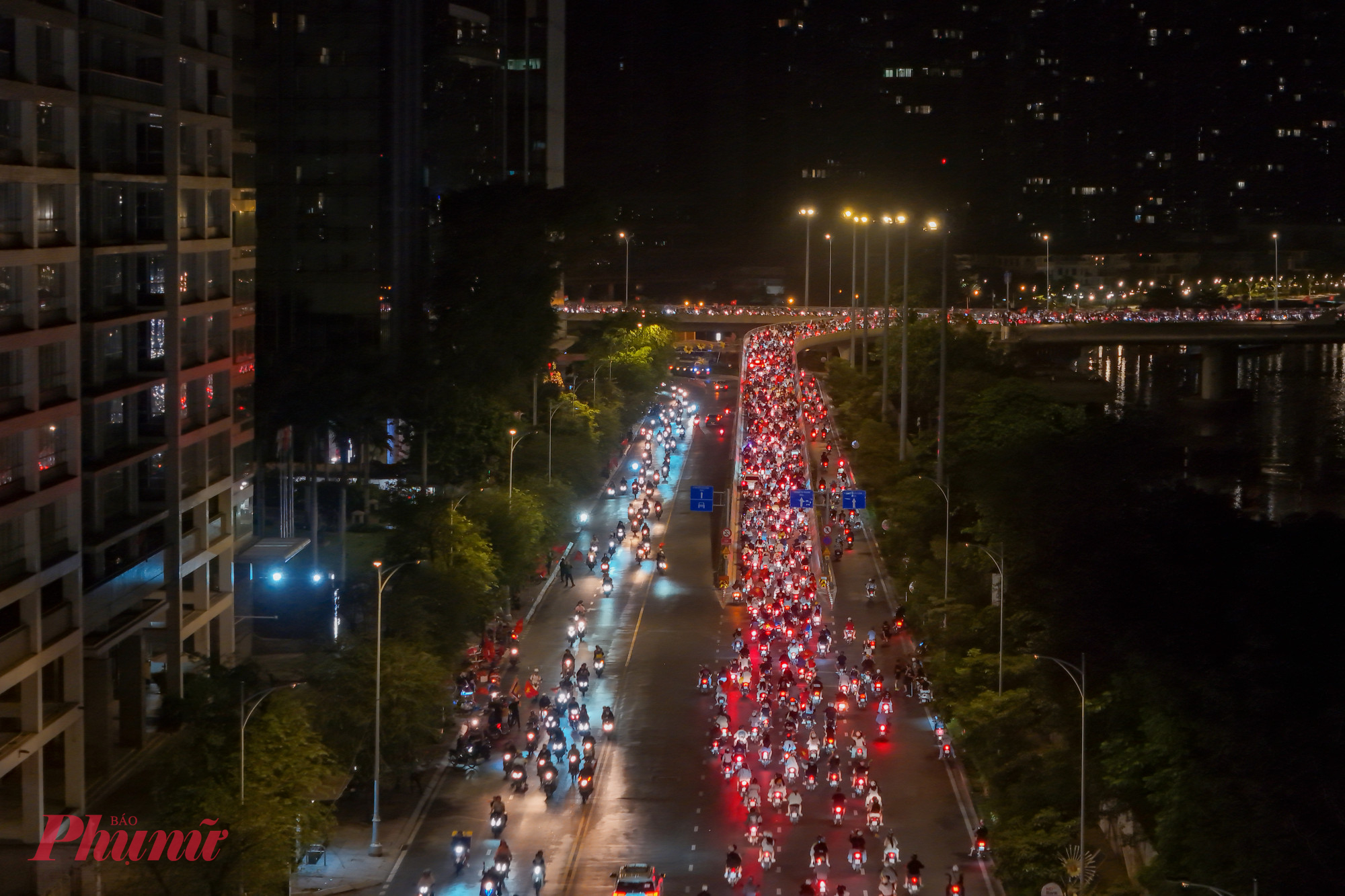 Sau khi U23 Việt Nam thắng U23 Hàn Quốc trên loạt đá luân lưu, không khí cuồn nhiệt của người dân bắt đầu phủ rộng khắp các trục đường.
