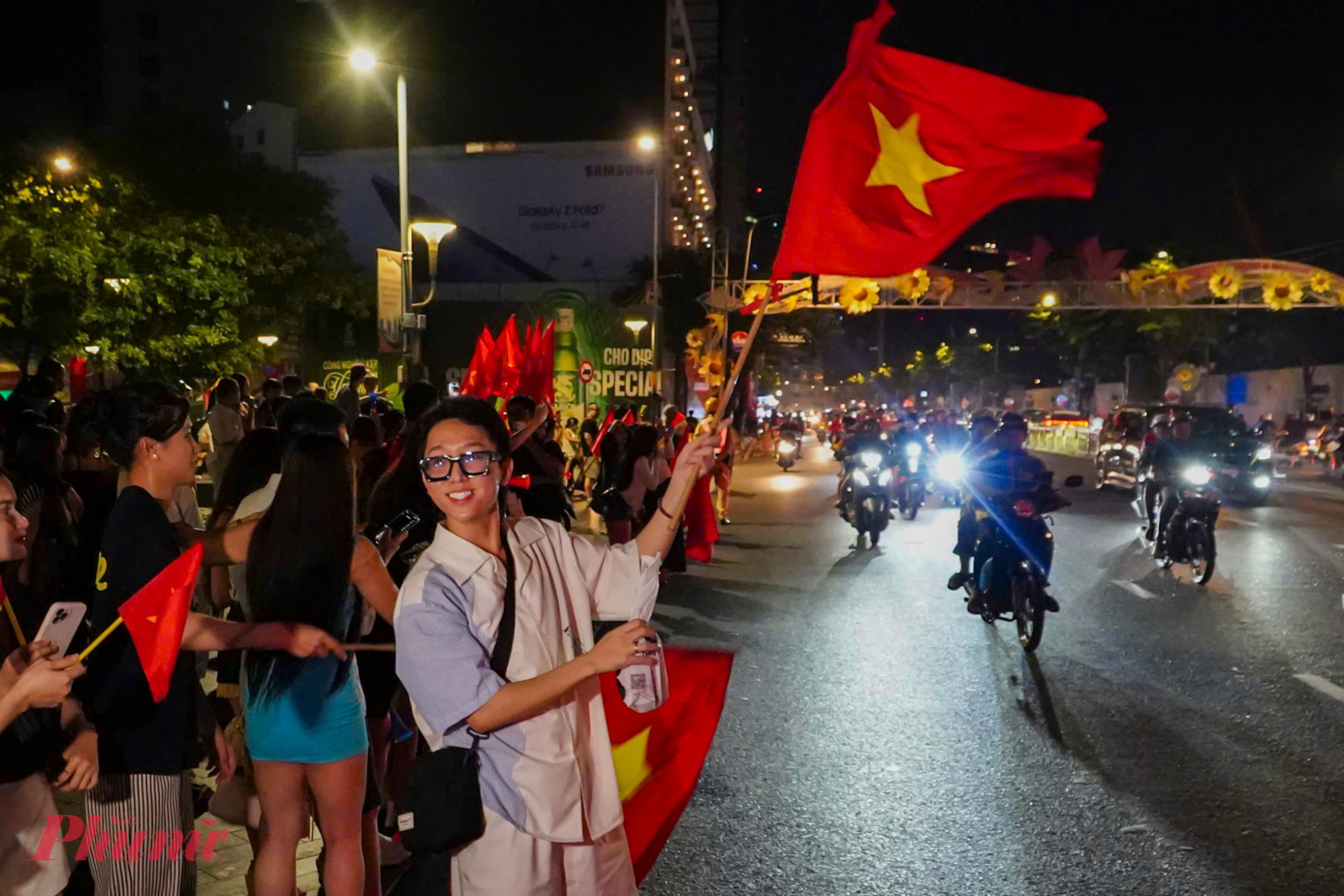 “Đây là lần thứ 2 tôi và bạn bè xuống đường đi bão cùng mọi người, đây có thể nói là lần vui nhất kể từ khi đội tuyển U23 Việt Nam giành vị trí á quân tại Thường Châu 20218”, một bạn trẻ chia sẻ.