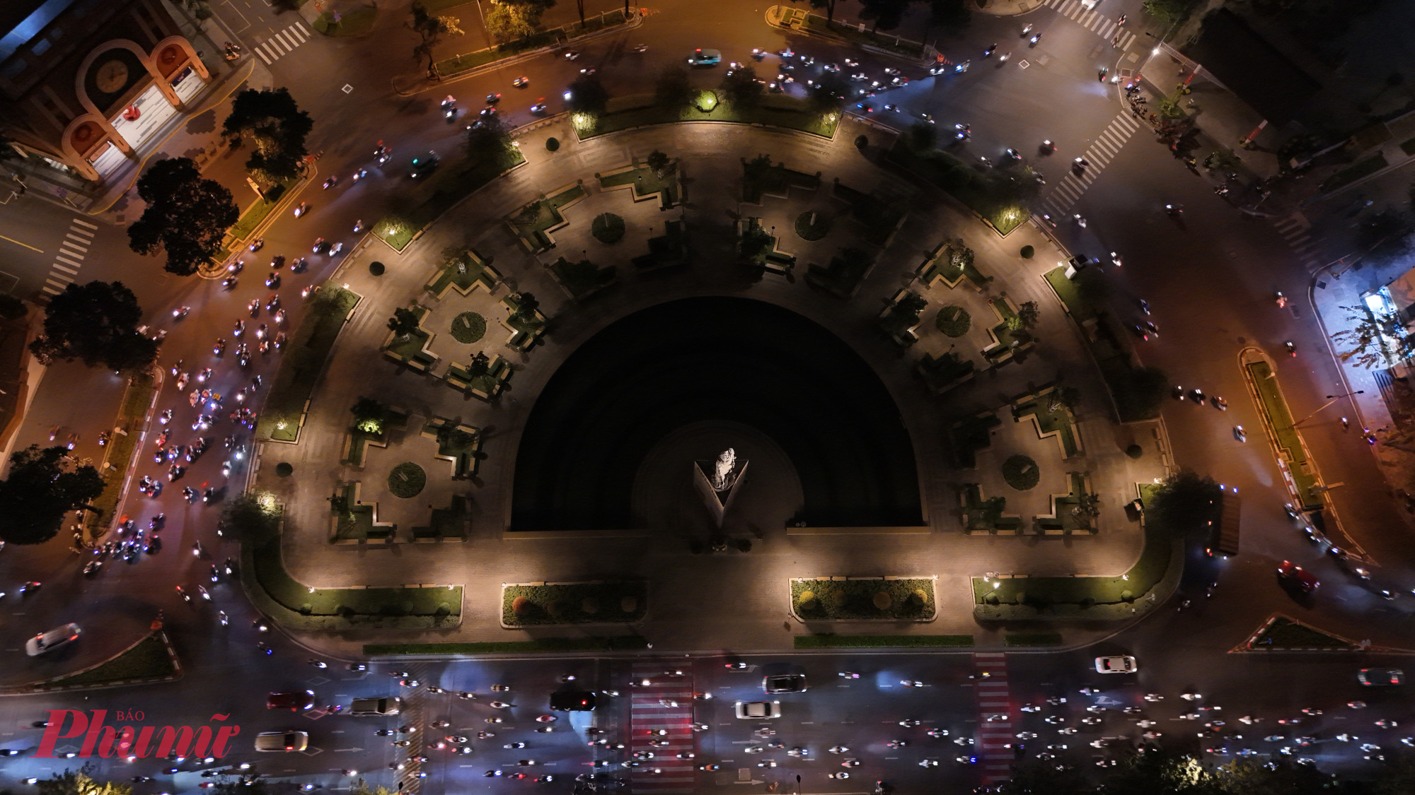 Càng về tận sáng, một số tuyến đường trọng điểm phương tiện thưa dần do có sự giải tỏa từ lực lượng CSGT.