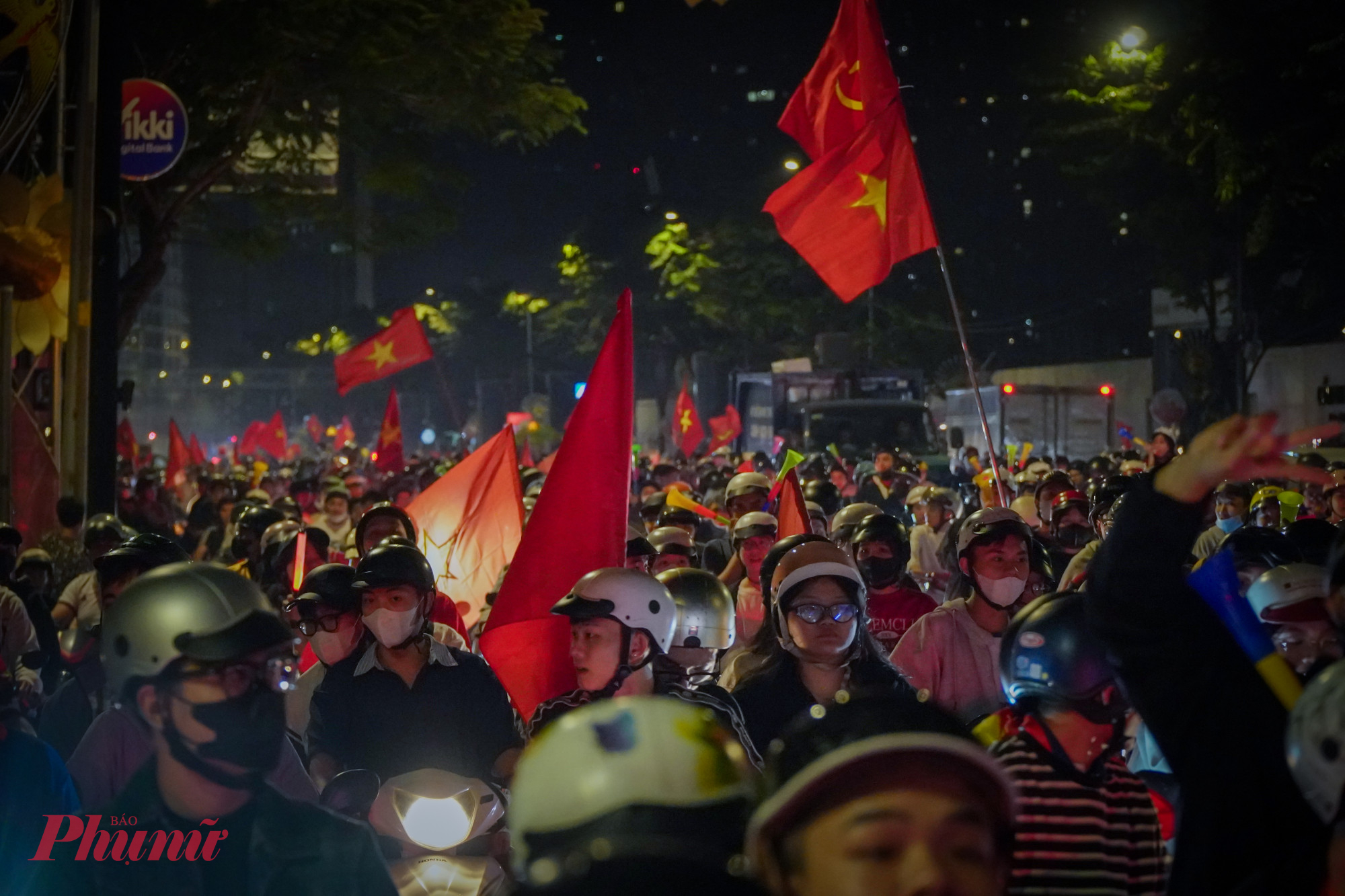 Mặc dù đã 2h sáng nhưng không khí cuồn nhiệt của người dân thành phố vẫn còn diễn ra trên trục đường Tôn Đức Thắng (phường Sài Gòn).