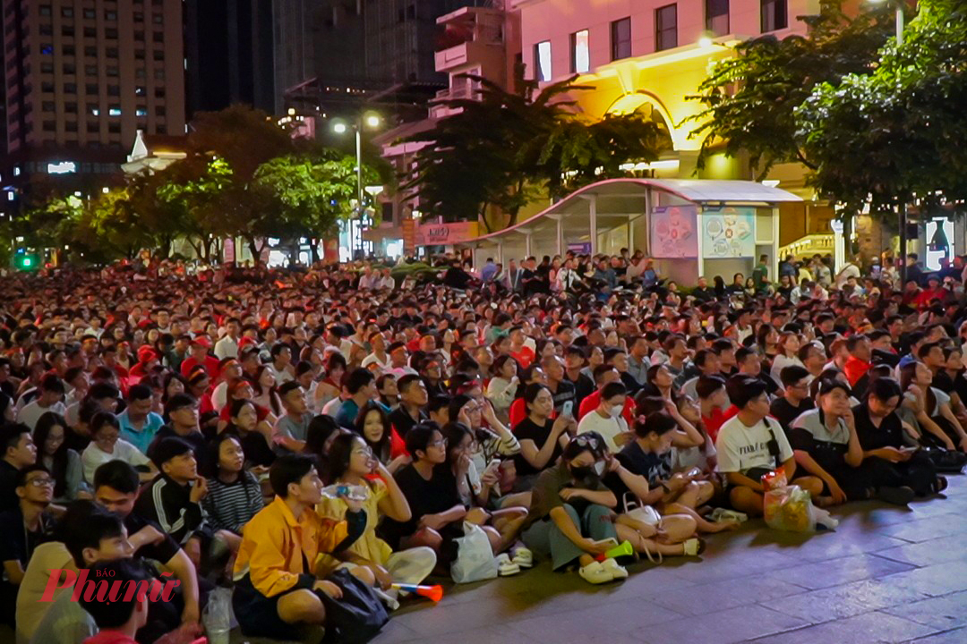  Ghi nhận tại phố đi bộ Nguyễn Huệ, ngay sau khi trận đấu kết thúc, rất đông người dân đã cùng nhau phất cờ ăn mừng.
