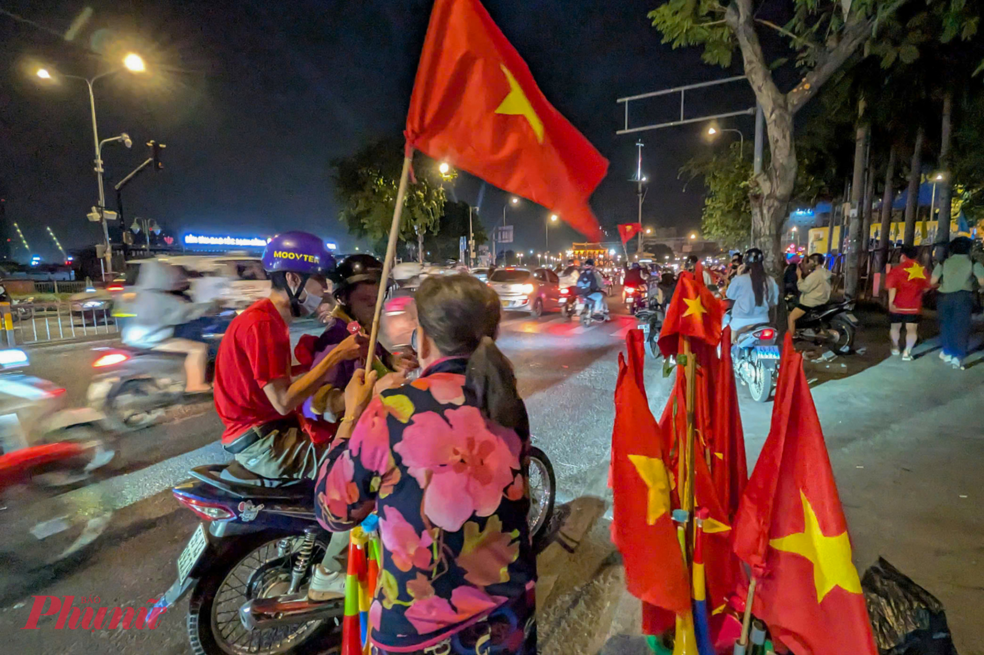 Nhiều người bán hàng rong cho biết họ cũng vui mừng khi việc buôn bán quốc kỳ, kèn thổi trong sáng 24/1 đã được mua sạch.