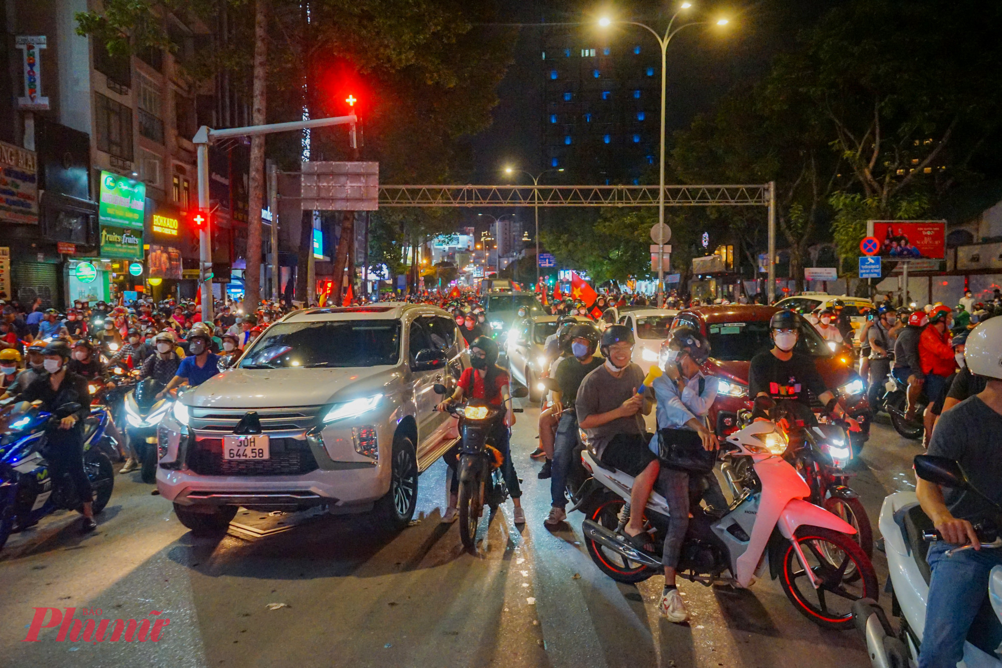 Tại nút giao Nguyễn Thái Học - Trần Hưng Đạo (phường Sài Gòn), dù đã 2h nhưng niềm vui chiến thắng vẫn chưa hạ nhiệt. 