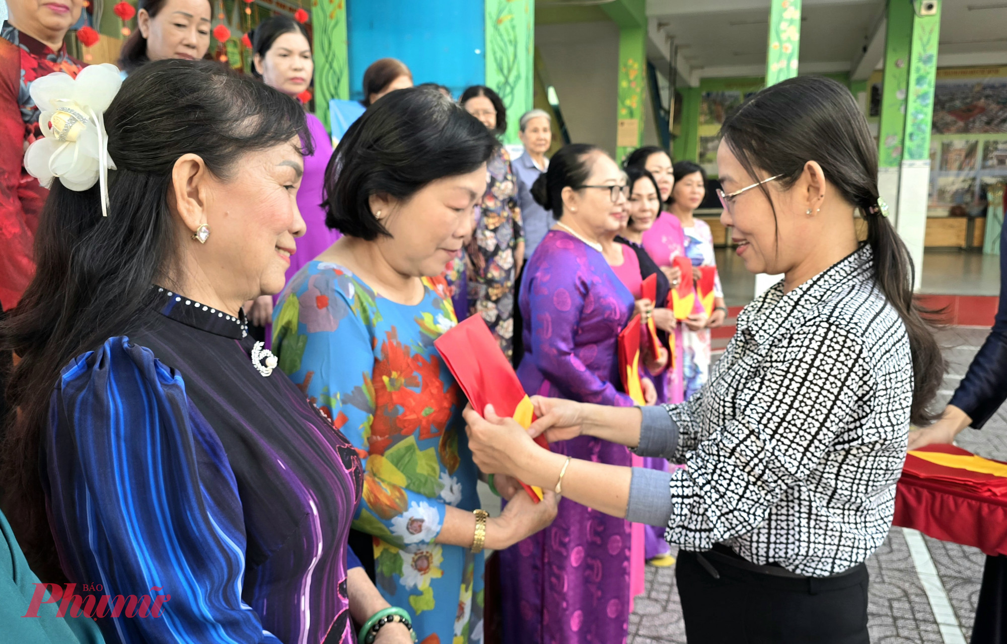 Bà Nguyễn Huỳnh Như Oanh - Phó Chủ tịch UBND phường - tặng Cờ Tổ quốc đến gia đình cán bộ, hội viên, phụ nữ, vận động mỗi gia đình tiếp tục mô hình “Cờ Tổ quốc trong mỗi mái ấm hội viên phụ nữ Bình Tây” - Ảnh: Trang Nguyễn 