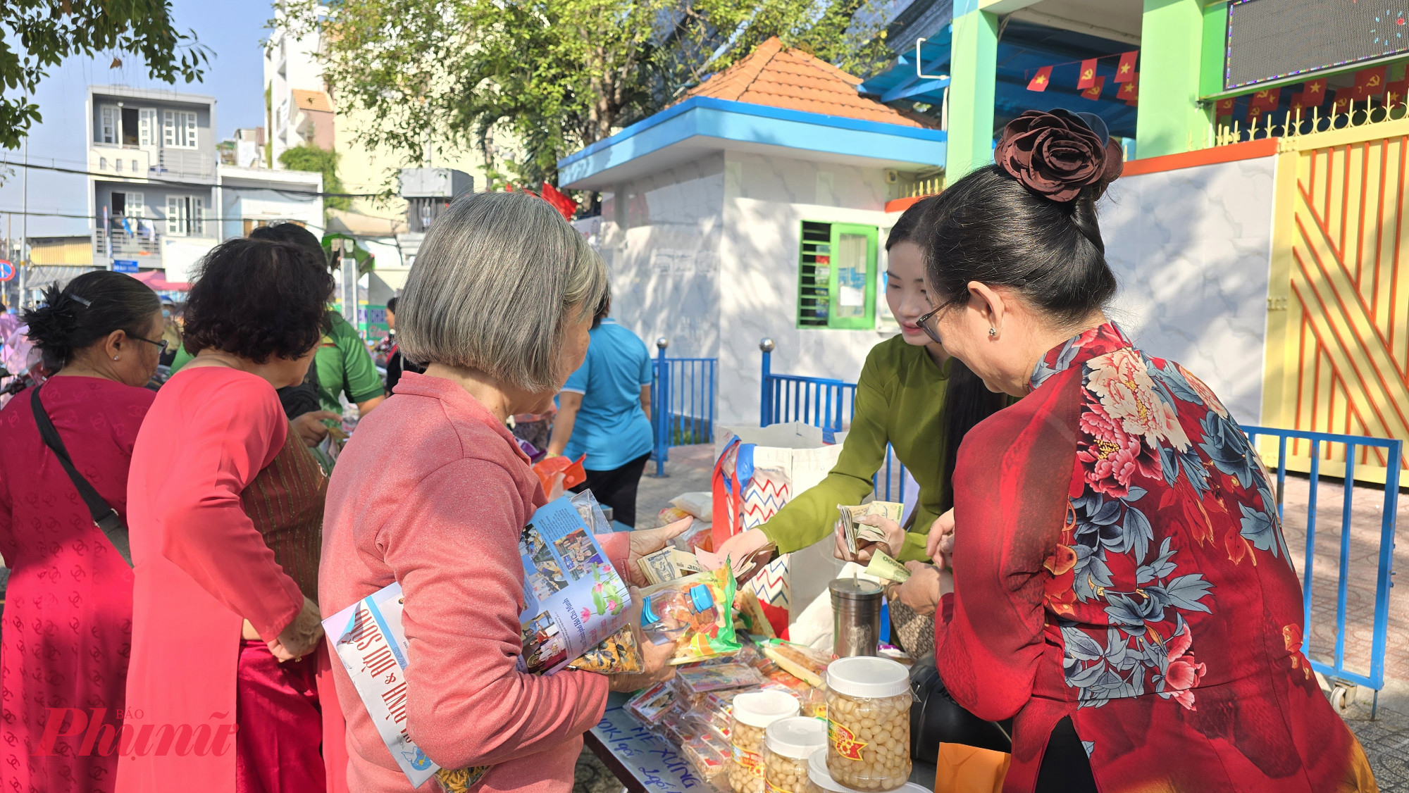 Không gian Phiên chợ bán hàng bình ổn thị trường, các gian hàng giới thiệu sản phẩm khởi nghiệp- Ảnh: Trang Nguyễn 
