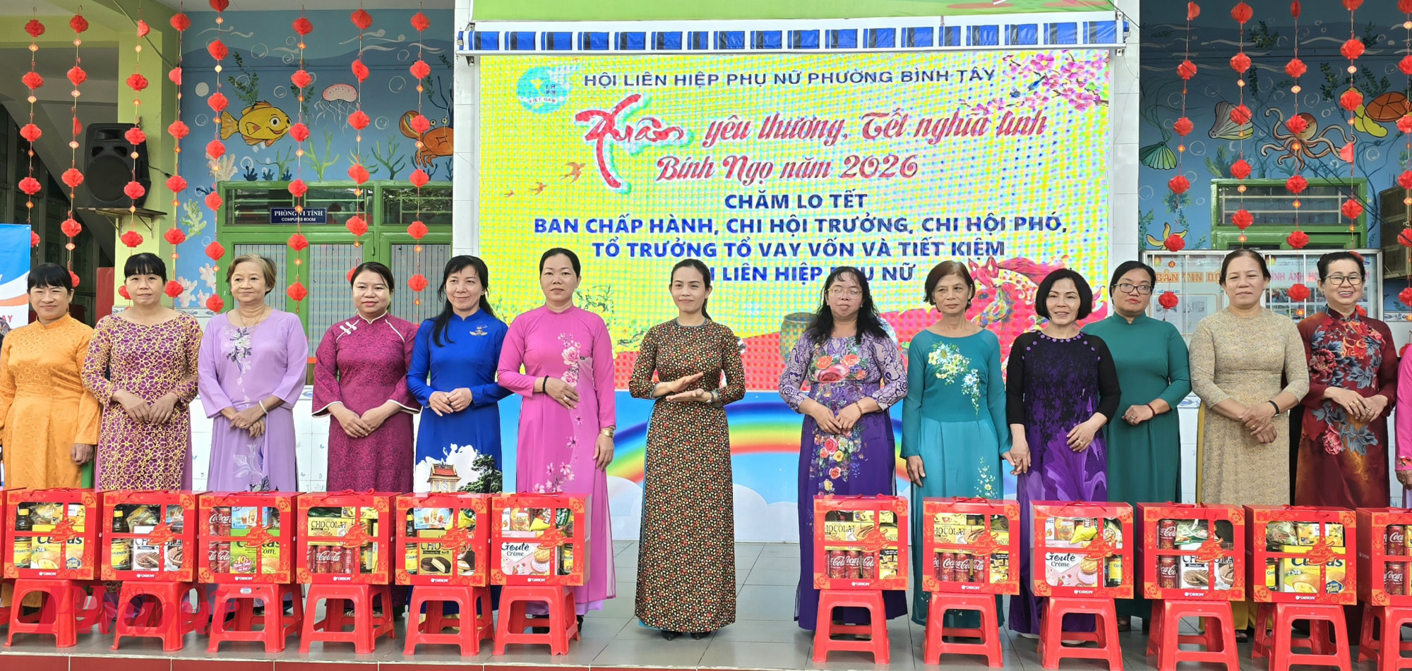 Hội LHPN phường cũng trao tặng nhiều phần quà tết đến cán bộ, hội viên phụ nữ 