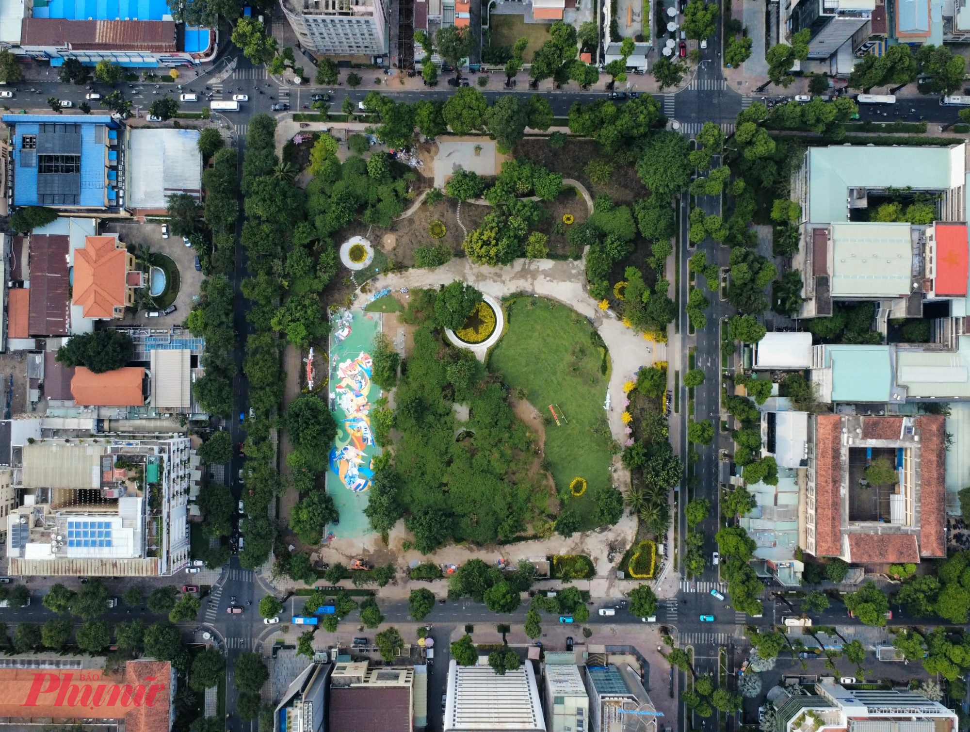 Công trình cải tạo được triển khai đồng loạt ở nhiều hạng mục như tổng vệ sinh, chỉnh trang toàn bộ khuôn viên bên trong; cải tạo hệ thống vỉa hè xung quanh các tuyến đường Võ Văn Tần, Nguyễn Đình Chiểu, Nam Kỳ Khởi Nghĩa, Pasteur; sắp xếp lại không gian để tạo lối đi thông thoáng, an toàn cho người đi bộ. 