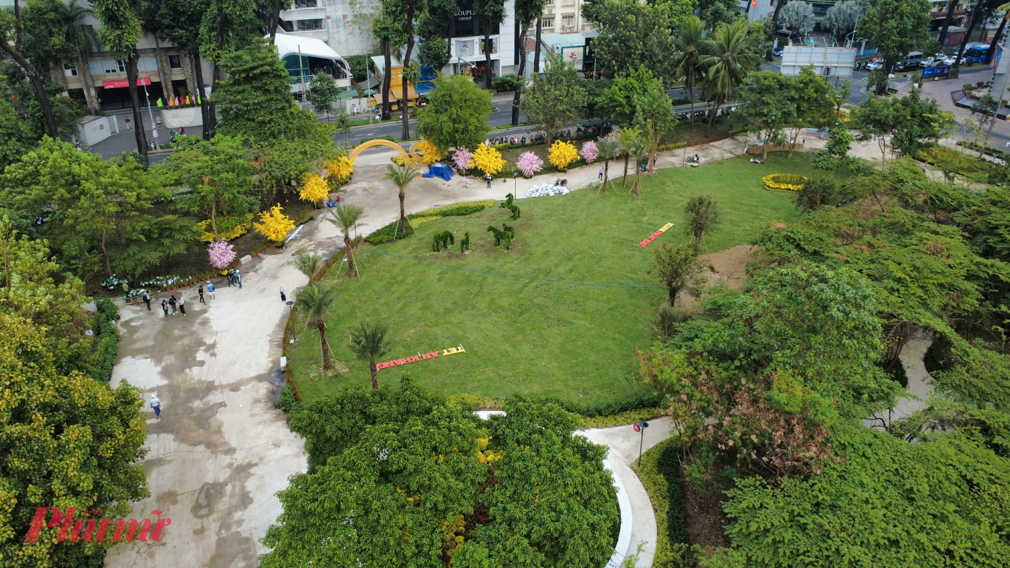 Trong khoảng thời gian ngắn, khu đất nhà thi đấu Phan Đình Phùng đã dần chuyển mình, hướng tới mô hình không gian công cộng mở, nơi người dân có thể dễ dàng tiếp cận, sử dụng mà không bị rào cản. Mục tiêu không chỉ dừng lại ở việc “làm đẹp” một khu đất, mà còn tạo ra một “khoảng thở” đô thị, nơi người dân có thể dạo bộ, nghỉ ngơi, vui chơi, gặp gỡ giữa nhịp sống vốn luôn hối hả của trung tâm thành phố.