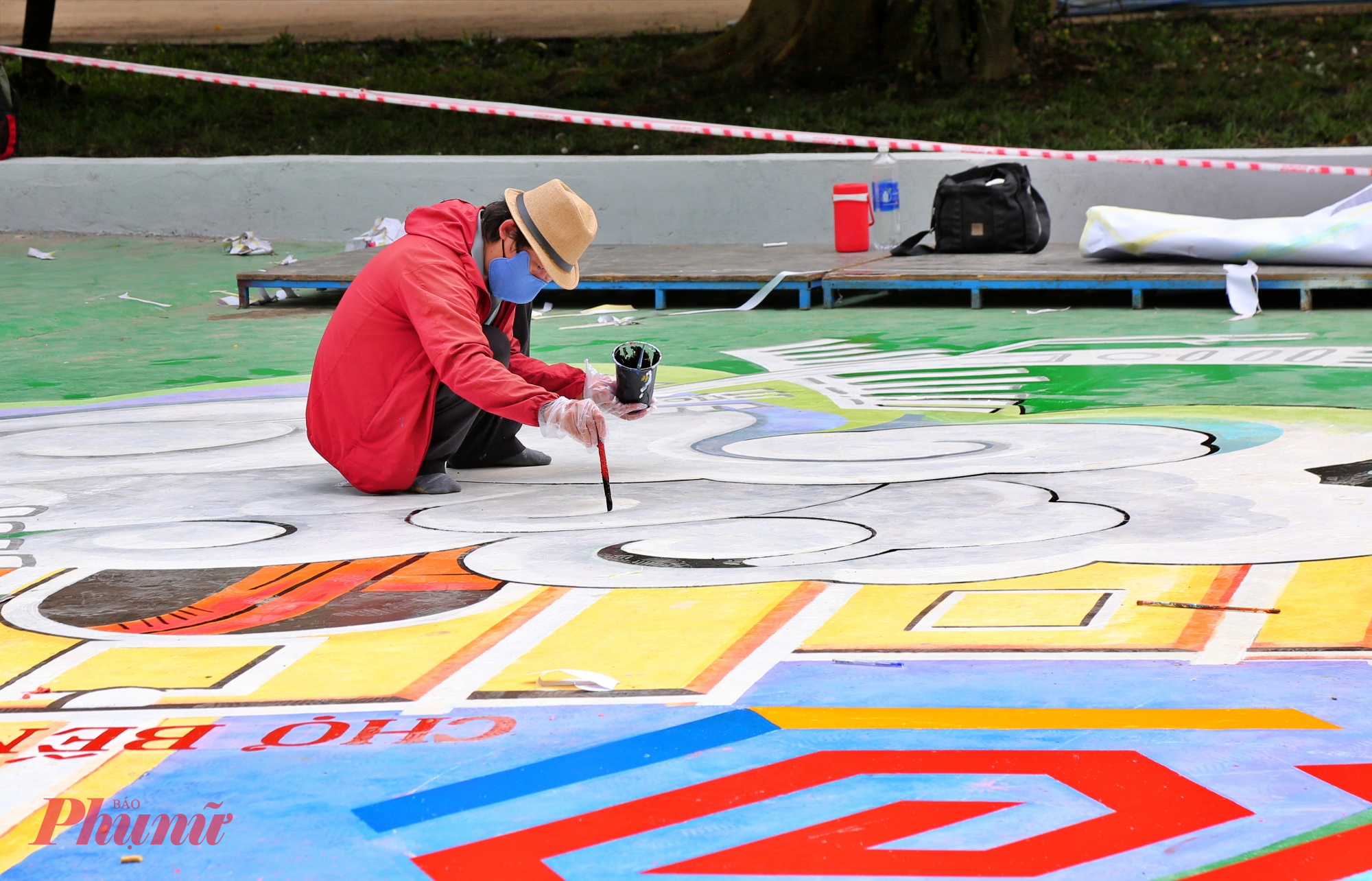Các họa sĩ cũng đang hoàn thiện những nét vẽ nghệ thuật cuối cùng tại khu vực sân quần vợt cũ tại khu đất. 