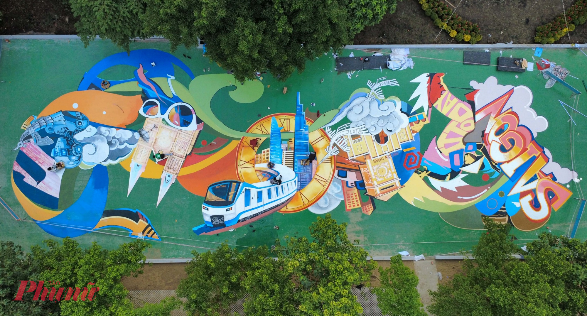 Một bức tranh nghệ thuật về các biểu tượng của TPHCM với những gam màu tươi sáng.