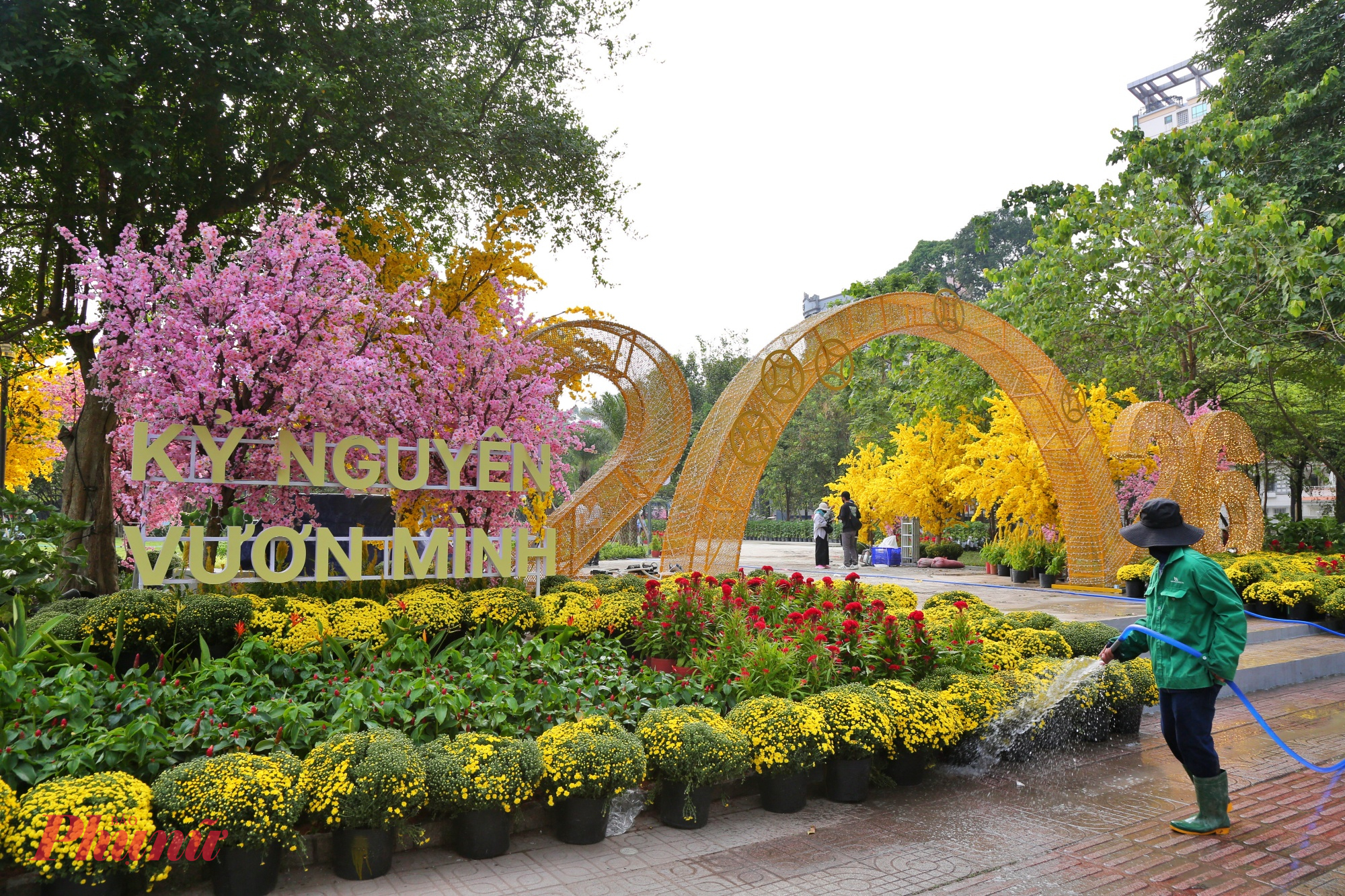 Khu đất để dành xây dựng Nhà thi đấu Phan Đình Phùng (số 8 Võ Văn Tần, phường Xuân Hòa) đã lộ diện với hình hài của một công viên, vườn hoa phục vụ người dân trong dịp Tết Bính Ngọ 2026 cận kề. Khu vực cổng chào đã hoàn thiện với thiết kế mới lạ. 