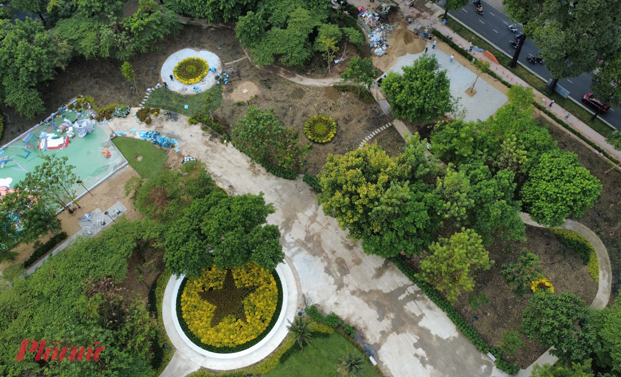 So với cách đây khoảng hai tuần, khu đất này đã “thay áo” rõ rệt. Những mảng xanh, lối đi bộ, không gian mở dần hình thành, xóa đi cảm giác ngổn ngang vốn có của một khu đất chờ dự án. 