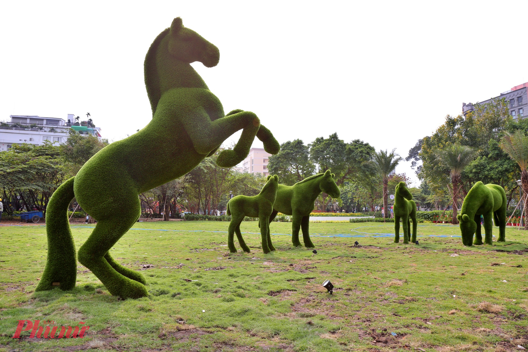 Tiểu cảnh những chú ngựa đang ăn cỏ - linh vật Tết Bính Ngọ 2026.