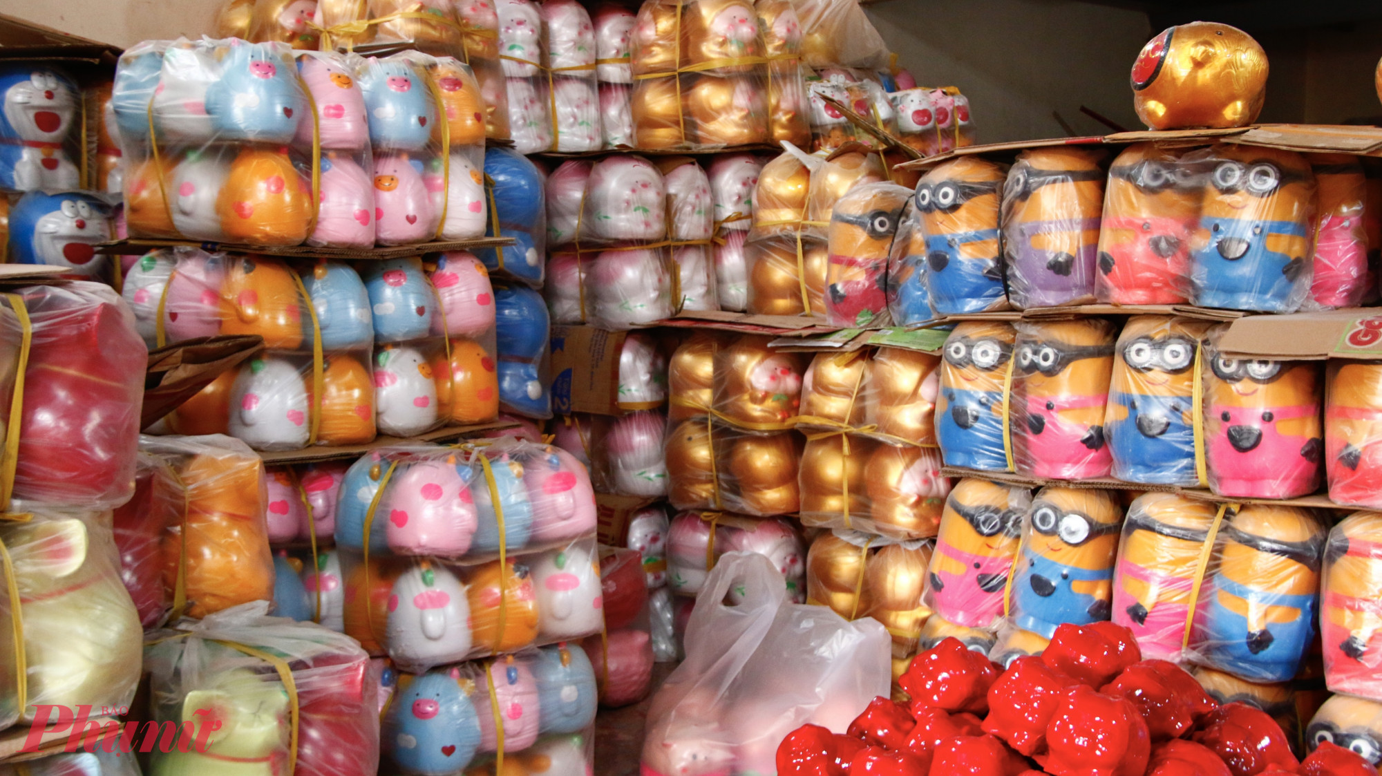 Theo người dân địa phương, năm nay sức mua heo đất có dấu hiệu khởi sắc, thương lái đến đặt và lấy hàng sớm hơn mọi năm. Dù giá bán không tăng nhiều, nhưng nhờ đơn hàng ổn định, nhiều hộ làm nghề kỳ vọng có thêm thu nhập để trang trải chi phí sinh hoạt và đón Tết đủ đầy hơn.